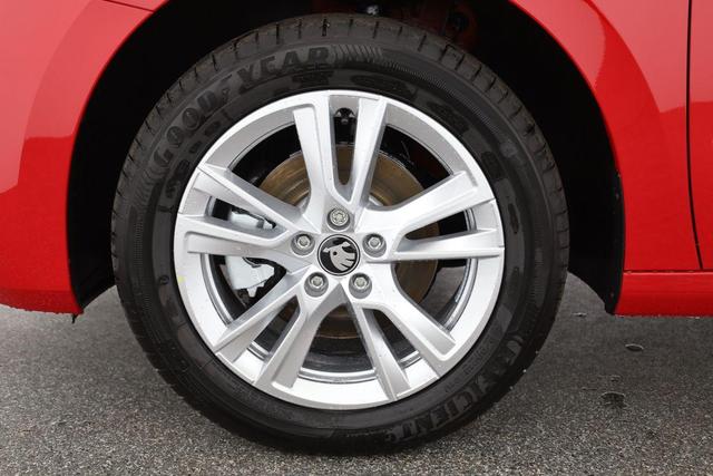 Skoda Fabia Selection 1.0 TSI 130 Jahre, Side, Kamera, 16-Zoll, Winter, 5-J Garantie 