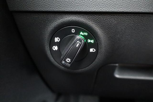 Skoda Karoq Drive 4x4 TDI DSG Selection, AHK, Navi, Kamera, 5-J Garantie 