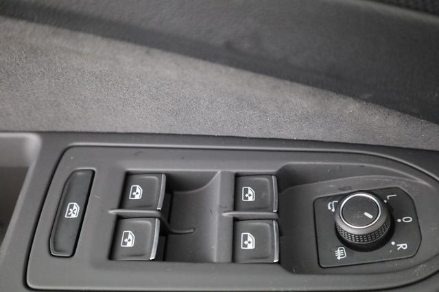 Volkswagen Golf 1.5 eTSI 110 kW R-Line VIII DSG R-LINE, LED- Plus, 18-Zoll, Navi, Winterpaket 