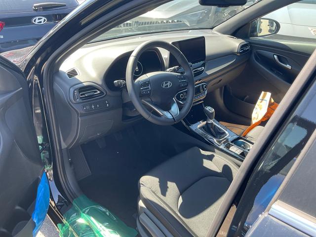 Hyundai i30 Kombi - 1.5 T-GDI Family, Navi, Side, Winter, 17-Zoll, Klimaautomatik