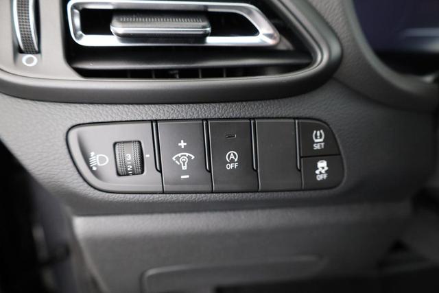 Hyundai i30 Kombi 1.0 T-GDI DCT Family, Navi, ACC, Side, Winter, 17-Zoll, Klimaautomatik 