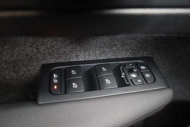 Volvo XC40 Core 2WD B3 Mild-Hybrid Core, Navi, LED, Winter, Kamera, el. Klappe 