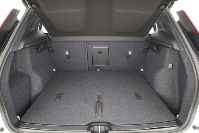 Volvo XC40 Core 2WD B3 Mild-Hybrid Core, Navi, LED, Winter, Kamera, el. Klappe 
