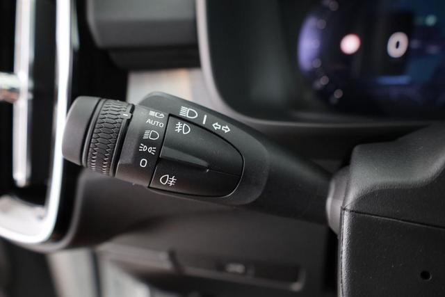 Volvo XC40 Core 2WD B3 Mild-Hybrid Core, AHK, Navi, LED, Winter, Kamera, el. Klappe 