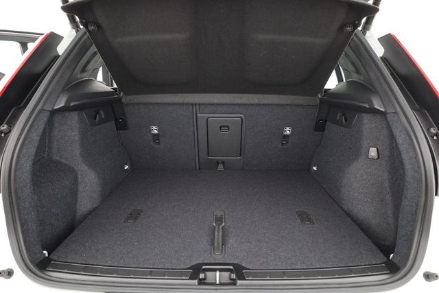 Volvo XC40 Core 2WD B3 Mild-Hybrid Core, AHK, Navi, LED, Winter, Kamera, el. Klappe 