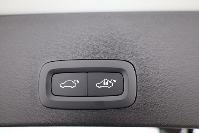 Volvo XC40 Core 2WD B3 Mild-Hybrid Core, AHK, Navi, LED, Winter, Kamera, el. Klappe 