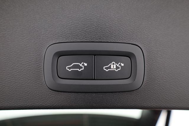Volvo XC40 Core 2WD B3 Mild-Hybrid Core, AHK, Navi, LED, Winter, Kamera, el. Klappe 