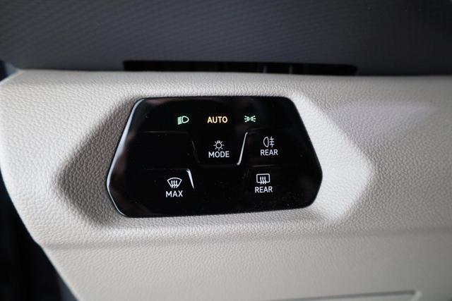 Volkswagen T7 Multivan Life lang TDI DSG Life, Teilleder, AHK, Navi, easyOpen, 7-Sitzer 