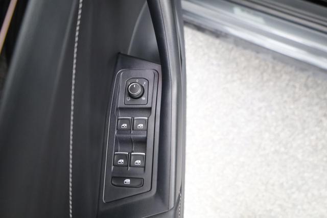 Volkswagen T-Roc Style 1.5 TSI DSG Black Style, AHK, IQ.Light, 19-Zoll, easyOpen, Navi 