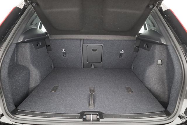 Volvo XC40 Core 2WD B3 Mild-Hybrid Core, Navi, LED, Winter, Kamera, el. Klappe 