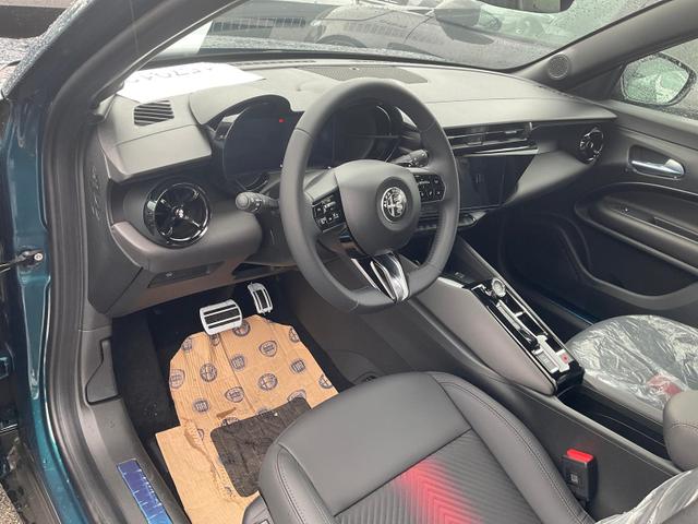 Alfa Romeo Junior - Ibrida 1.2 VGT 48V-Hybrid (100kW) Speciale Speciale, 18-Zoll, Kamera, el. Klappe, Sitzheizung