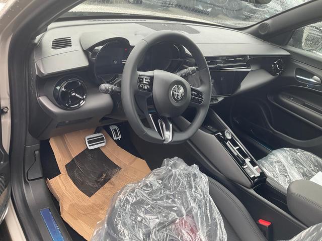 Alfa Romeo Junior - Ibrida 1.2 VGT 48V-Hybrid (100kW) Speciale Speciale, 18-Zoll, Kamera, el. Klappe, Sitzheizung