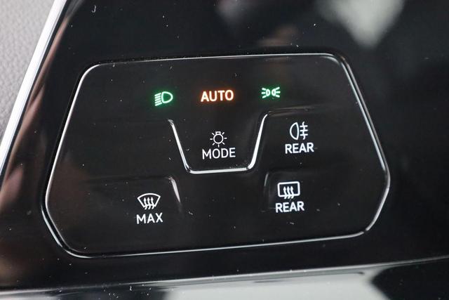 Volkswagen Golf R-Line VIII Variant 1.5 TSI R-LINE, AHK, Navi, LED, Winter, 17-Zoll 
