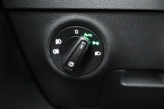 Skoda Karoq 1.5 TSI DSG 130 Jahre, AHK, el. Klappe, Kamera, Ladeboden, Winter 