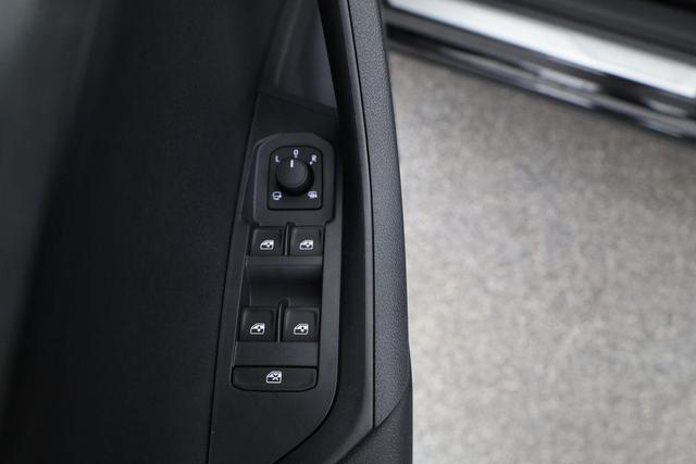 Skoda Karoq Selection 1.5 TSI DSG Selection, AHK, Kamera, Winter, 5-J Garantie 
