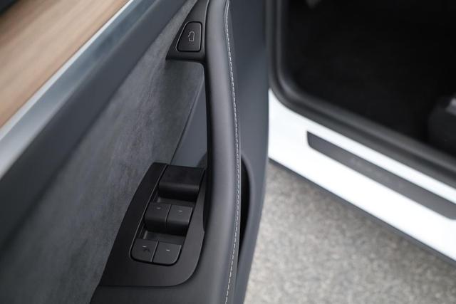 Tesla Model Y Long Range Dual AWD Motor AWD, Pano, AHK, AreaView, Side, Standheizung 