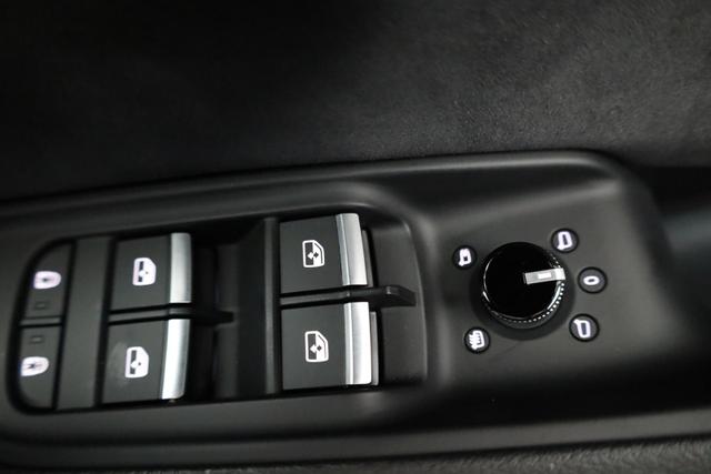 Audi Q8 50 TDI quattro qu S-LINE, Luft, Pano, B&O, 23-Zoll, AHK, Leder, AreaView, Optik schwarz 