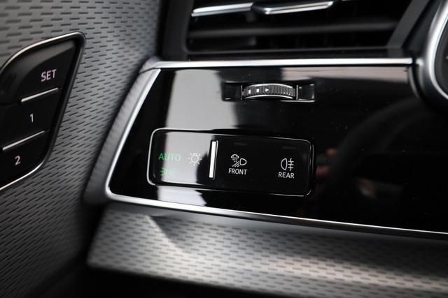 Audi Q8 50 TDI quattro qu S-LINE, Luft, Pano, B&O, 23-Zoll, AHK, Leder, AreaView, Optik schwarz 