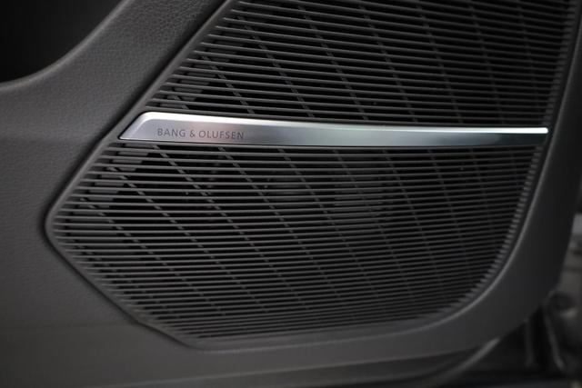 Audi Q8 50 TDI quattro qu S-LINE, Luft, Pano, B&O, 23-Zoll, AHK, Leder, AreaView, Optik schwarz 