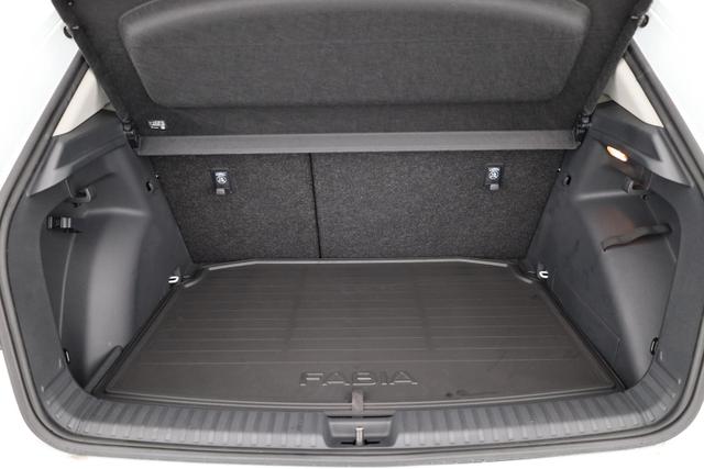 Skoda Fabia Selection 1.0 TSI DSG 130 Jahre, LED, Kamera, ACC, Side, Ladeboden, Winter 