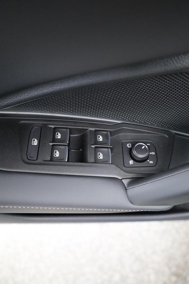 Volkswagen Tiguan 2.0 TSI 195 kW 4Motion R-Line DSG 4M Black, Pano, AHK, IQ.Light, AreaView, 20-Zoll, Navi 