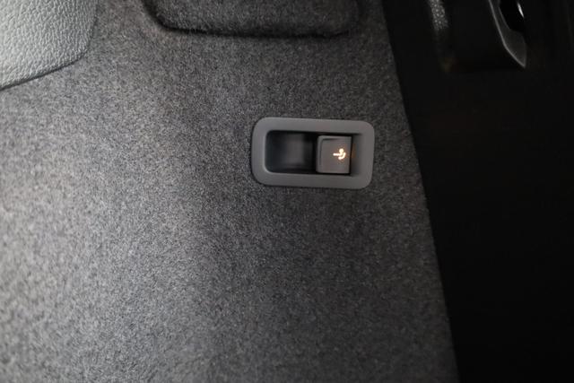 Skoda Karoq Selection 1.5 TSI DSG Selection, AHK, Navi, Kamera, el. Klappe, LED, Winter, sofort 