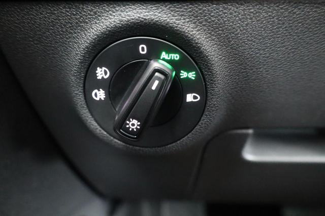 Skoda Karoq Selection 1.5 TSI DSG Selection, AHK, Navi, Kamera, el. Klappe, LED, Winter, sofort 