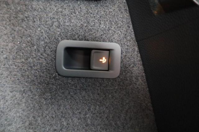 Skoda Karoq Selection 1.5 TSI Selection, AHK, LED, Kamera, Winter, Ladeboden, 4 J.-Garantie 