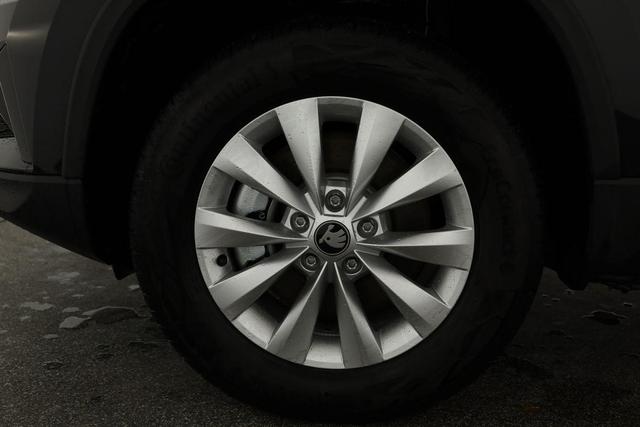 Skoda Karoq Selection 1.5 TSI DSG Selection, AHK, LED, Kamera, Winter, Ladeboden, 4 J.-Garantie 