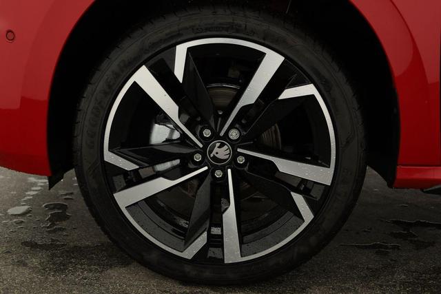 Skoda Kamiq Monte Carlo 1.0 TSI DSG Carlo, Matrix, AHK, 18-Zoll, Pano, Navi, el.Klappe, 5 J.-Garantie 