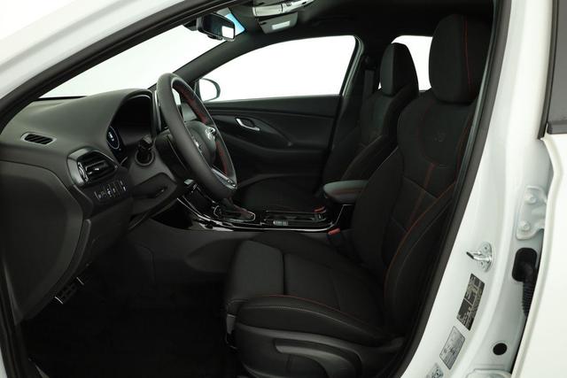 Hyundai i30 N Line 1.5 T-GDI DCT Fastback N-LINE, Navi, 18-Zoll, Kamera, LED, Winter 