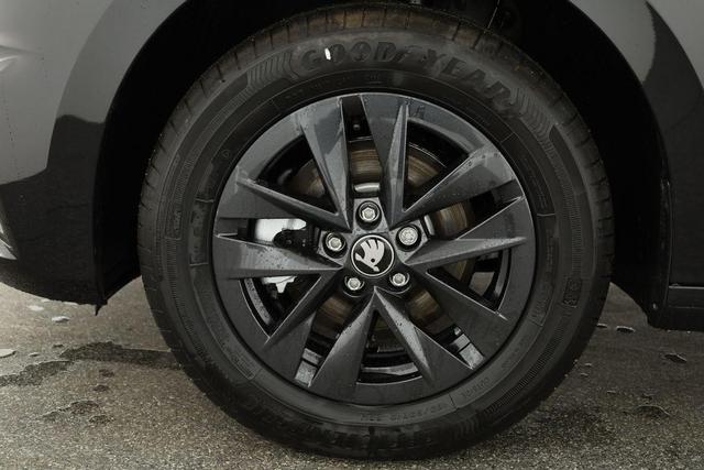 Skoda Fabia Selection 1.0 TSI DSG Selection, 15-Zoll schwarz, Winter, Ladeboden, sofort 