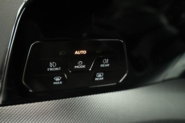 Volkswagen Golf 2.0 TSI 195 kW GTI VIII DSG Black Style, Pano, Navi, Side, Matrix, AreaView, Winter, 19-Zoll 