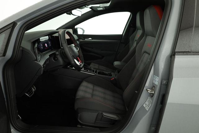 Volkswagen Golf 2.0 TSI 195 kW GTI VIII DSG Black Style, Pano, Navi, Side, Matrix, AreaView, Winter, 19-Zoll 