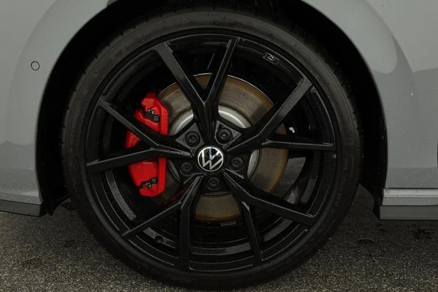 Volkswagen Golf 2.0 TSI 195 kW GTI VIII DSG Black Style, Pano, Navi, Side, Matrix, AreaView, Winter, 19-Zoll 