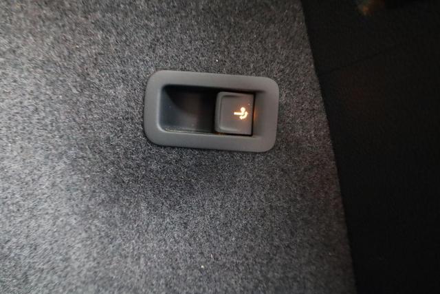 Skoda Karoq Selection 2.0 TDI DSG Selection, AHK, LED, Kamera, el. Klappe, 18-Zoll 