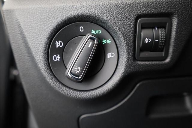 Skoda Kamiq Selection 1.0 TSI DSG 130 Jahre, AHK, LED, Side, ACC, Kamera, el. Klappe, Winter, 17-Zoll 