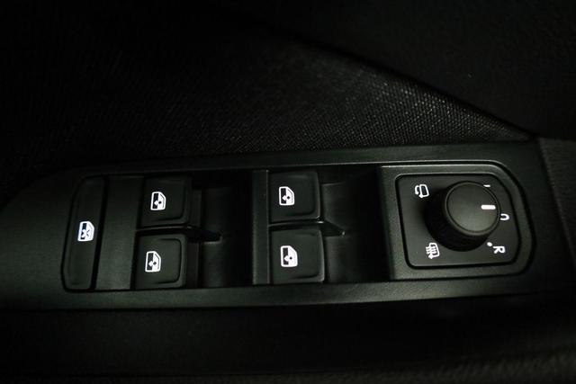 Skoda Kamiq Selection 1.0 TSI DSG 130 Jahre, LED, Side, ACC, Kamera, el. Klappe, Winter, 17-Zoll 