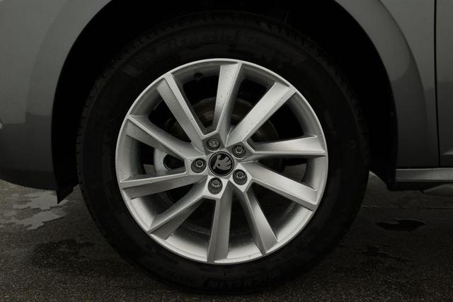 Skoda Kamiq Selection 1.0 TSI DSG 130 Jahre, LED, Side, ACC, Kamera, el. Klappe, Winter, 17-Zoll 