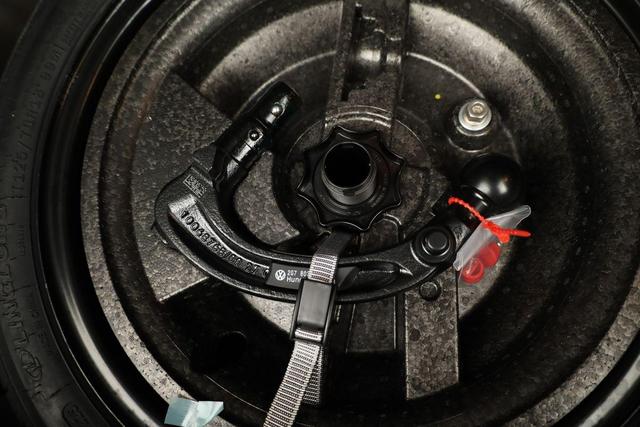 Volkswagen Taigo R-Line 1.5 TSI DSG R-LINE, AHK, Navi, IQ.Light, Kamera, ACC, Winter 