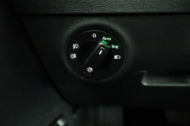 Skoda Karoq Selection 2.0 TDI DSG 4x4 Selection, AHK, Navi, LED, Kamera, Winter, el. Klappe, 4 J.-Garantie 