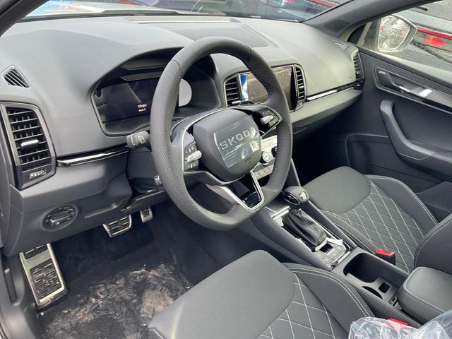 Skoda Karoq - Sportline 1.5 TSI DSG Sportline, AHK, Navi, CANTON, Matrix, AreaView, Side, Kamera, el. Klappe, FS-beheizbar