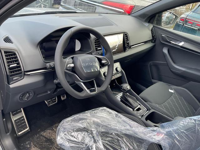 Skoda Karoq - Sportline 1.5 TSI DSG Sportline, Pano, AHK, Navi, CANTON, Matrix, AreaView, Side, FS-beheizbar, 19-Zoll