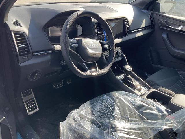 Skoda Karoq - Sportline 1.5 TSI DSG Sportline, AHK, Navi, CANTON, Matrix, AreaView, Side, Kamera, el. Klappe, FS-beheizbar