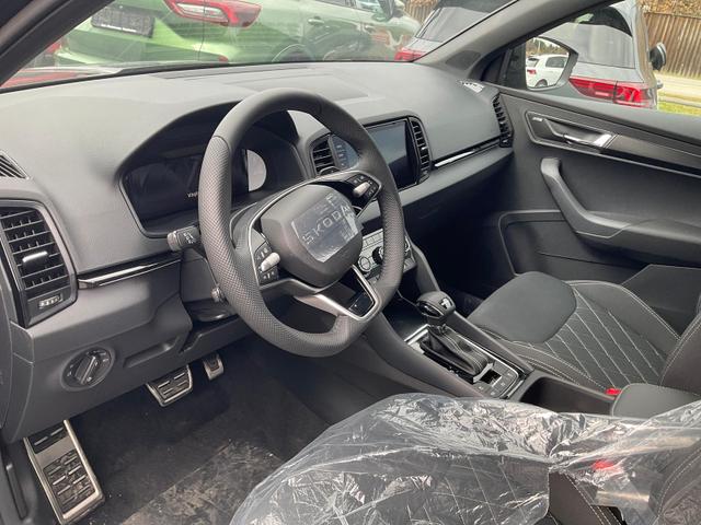 Skoda Karoq - Sportline 1.5 TSI DSG Sportline, Pano, AHK, Navi, Matrix, AreaView, Side, FS-beheizbar, Winter, 19-Zoll