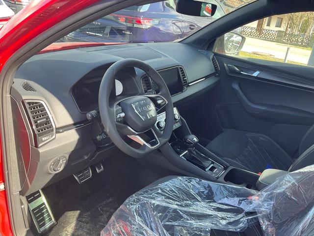 Skoda Karoq - Sportline 1.5 TSI DSG Sportline, Pano, AHK, Navi, CANTON, Matrix, AreaView, Side, FS-beheizbar, 19-Zoll
