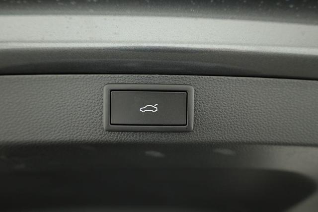 Skoda Karoq Sportline 1.5 TSI DSG Sportline, Pano, AHK, Navi, CANTON, Matrix, AreaView, Side, FS-beheizbar, 19-Zoll 