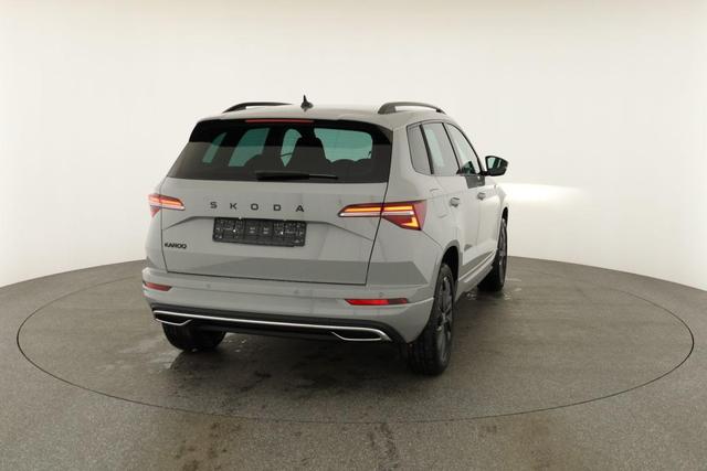 Skoda Karoq Sportline 1.5 TSI DSG Sportline, AHK, Navi, CANTON, Matrix, AreaView, Side, Kamera, el. Klappe, FS-beheizbar 