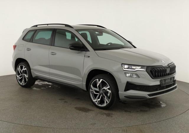 Lagerfahrzeug Skoda Karoq - Sportline 1.5 TSI DSG Sportline, Pano, AHK, Navi, CANTON, Matrix, AreaView, Side, FS-beheizbar, 19-Zoll