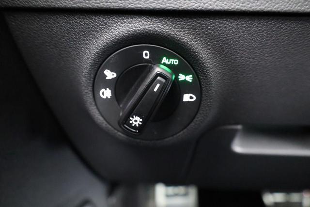 Skoda Karoq Sportline 1.5 TSI DSG Sportline, Pano, AHK, Navi, CANTON, Matrix, AreaView, Side, FS-beheizbar, 19-Zoll 